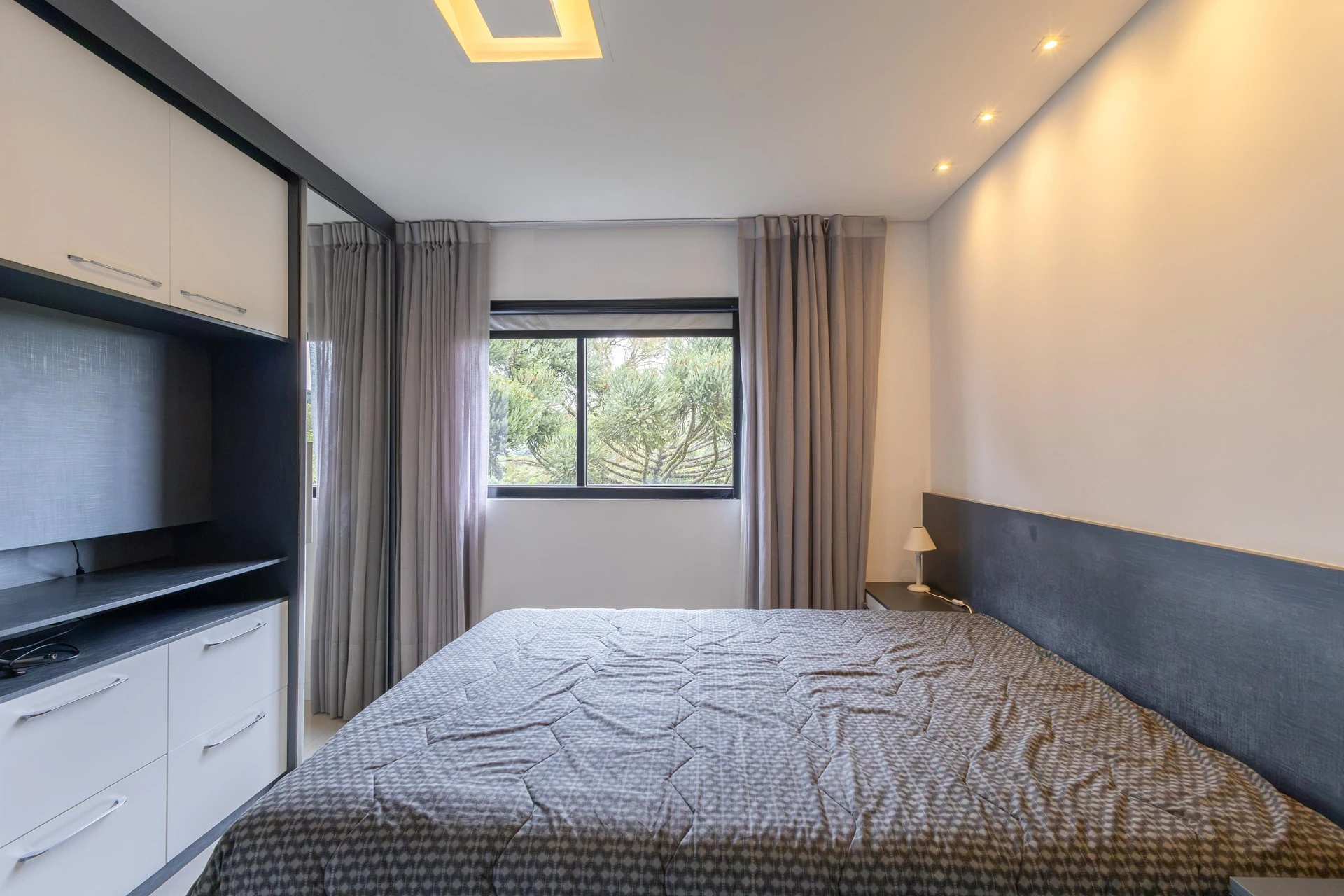 2-bedroom apartment with a glass-enclosed balcony — photo 5