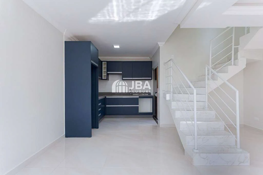 Sobrado com 3 quartos e cozinha aberta