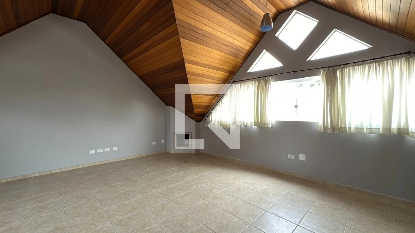 3-bedroom house with a glass-enclosed balcony in Curitiba — photo 4