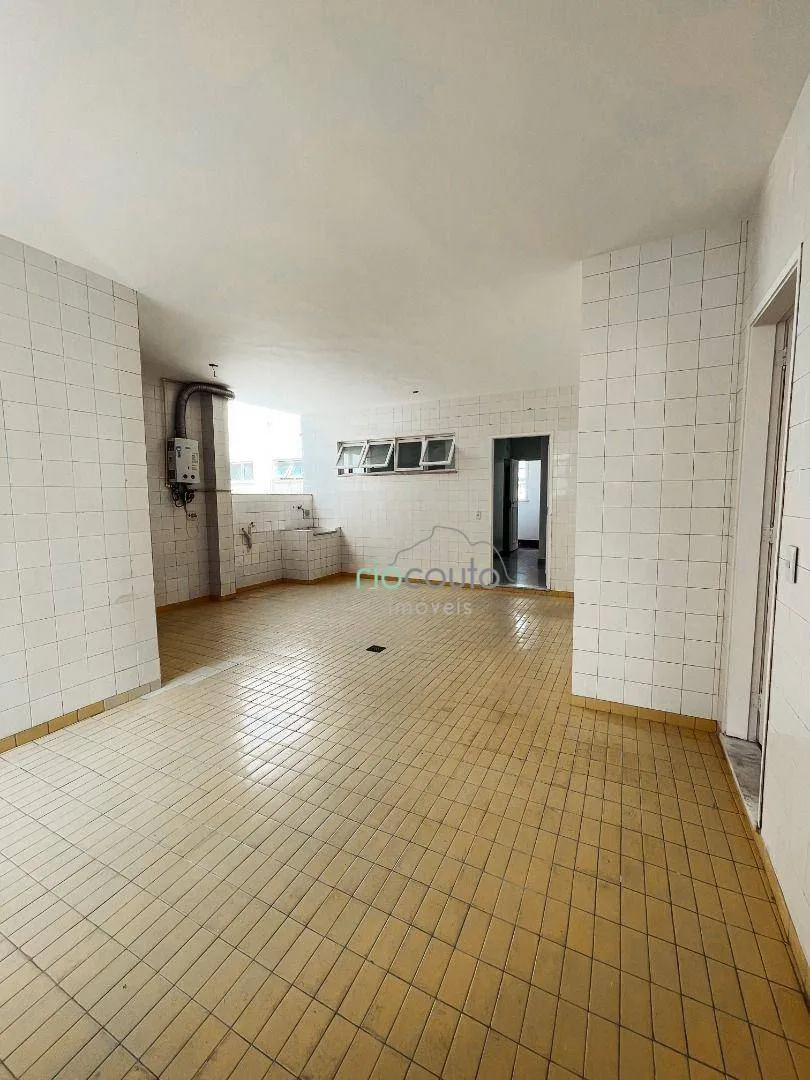Unfurnished apartment with 4 bedrooms and 377 m² — photo 36