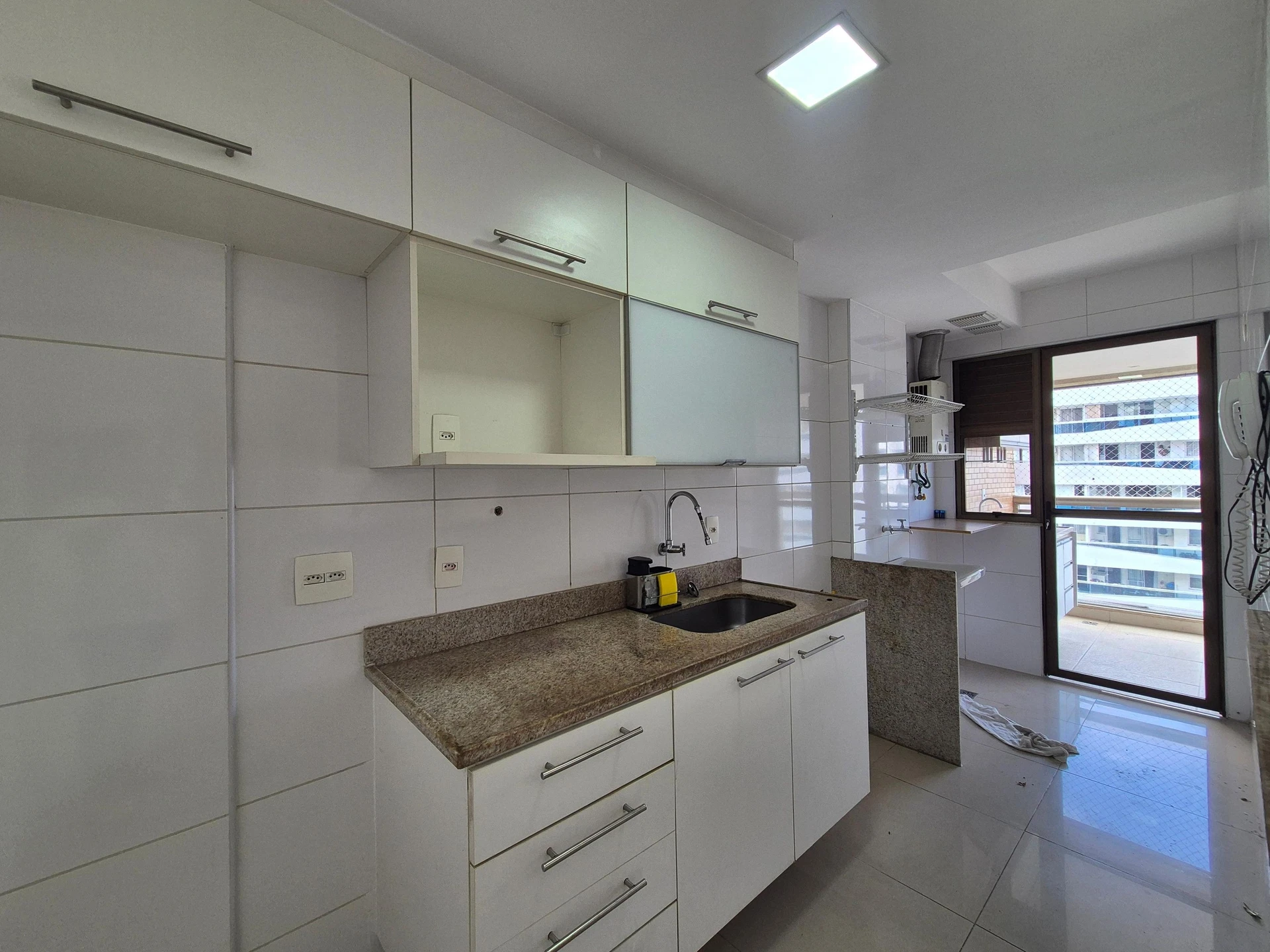 3-bedroom apartment with balcony and open-plan kitchen — photo 20