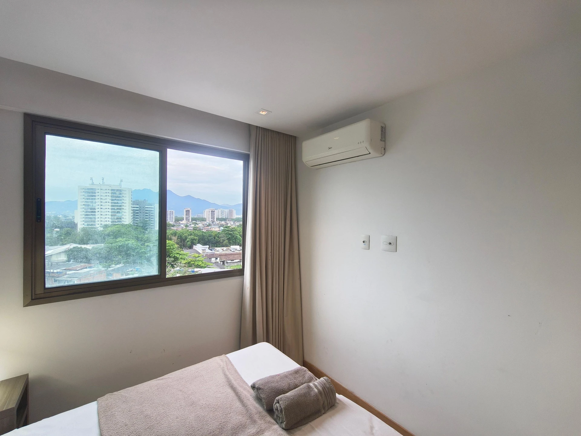 One-bedroom apartment with a mountain view in Rio de Janeiro — photo 16
