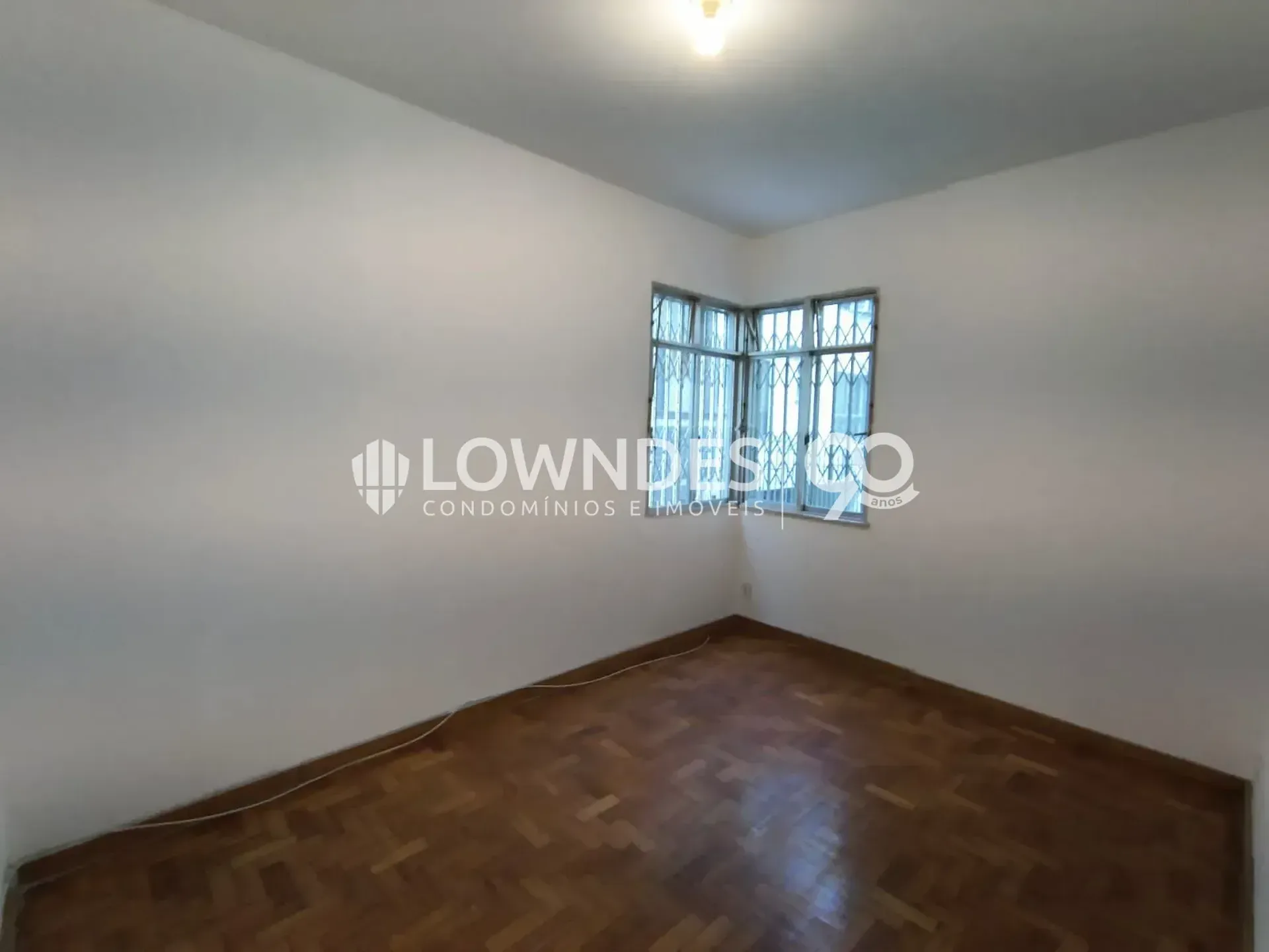 3-bedroom apartment with wood or laminate floors — photo 4