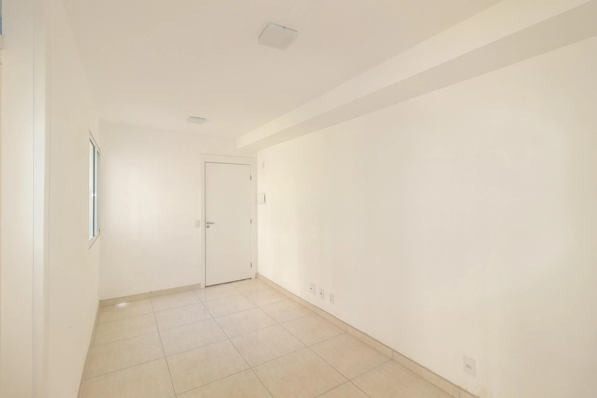 Apartamento com 2 quartos e box de vidro no banheiro — photo 40
