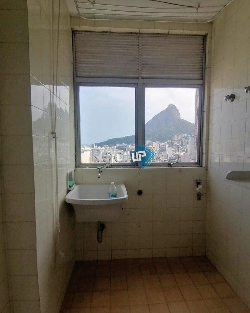 2-bedroom apartment with a mountain view in Rio de Janeiro — photo 21
