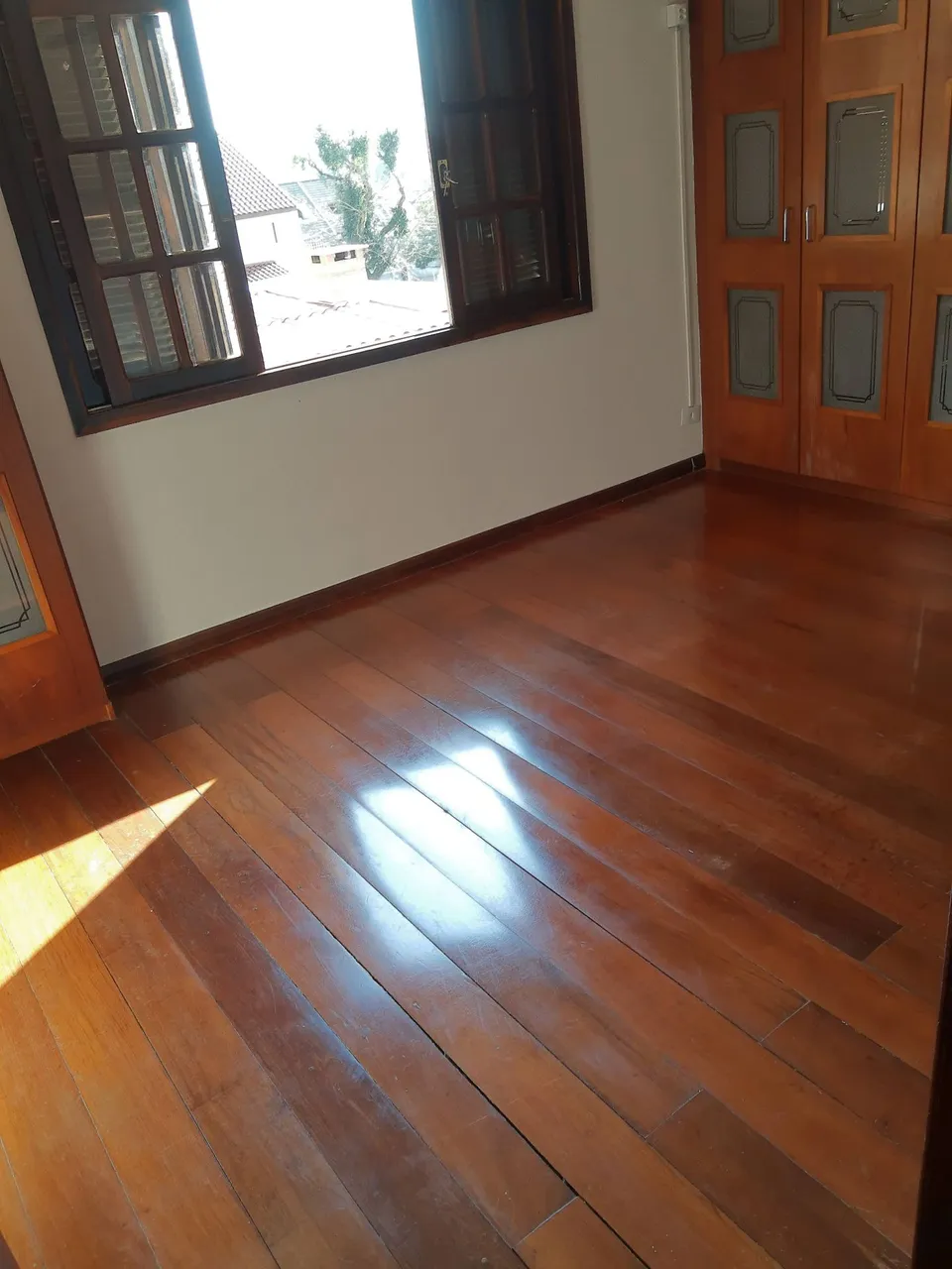 Ванна та 4 спальні: будинок 228 м²