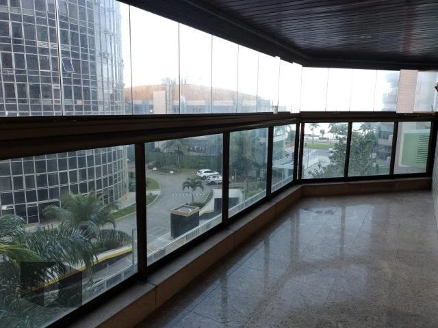 Glass-enclosed balcony in a 4-bedroom apartment, 143 m² — photo 17