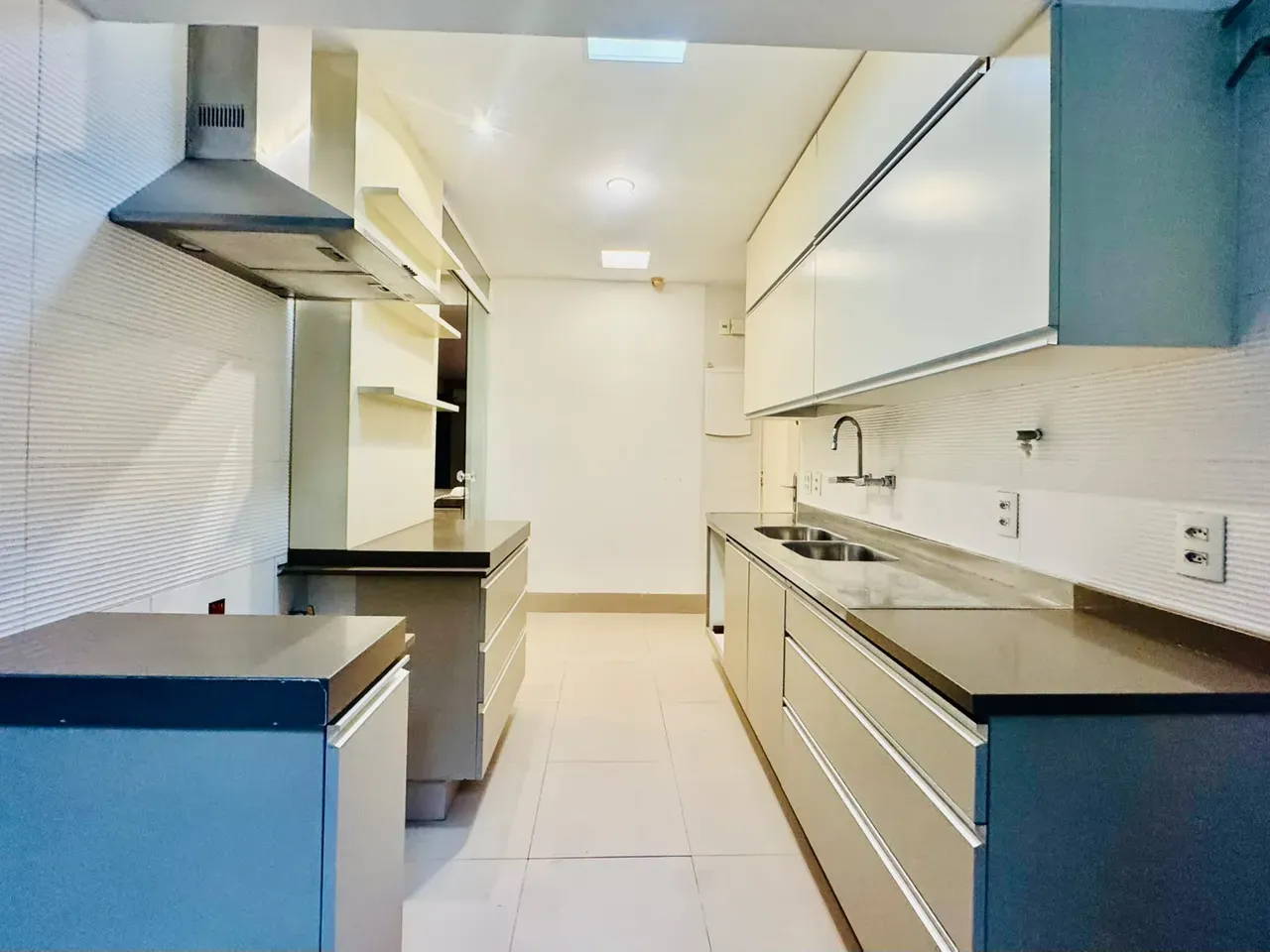 4-bedroom apartment with wood or laminate floors — photo 36
