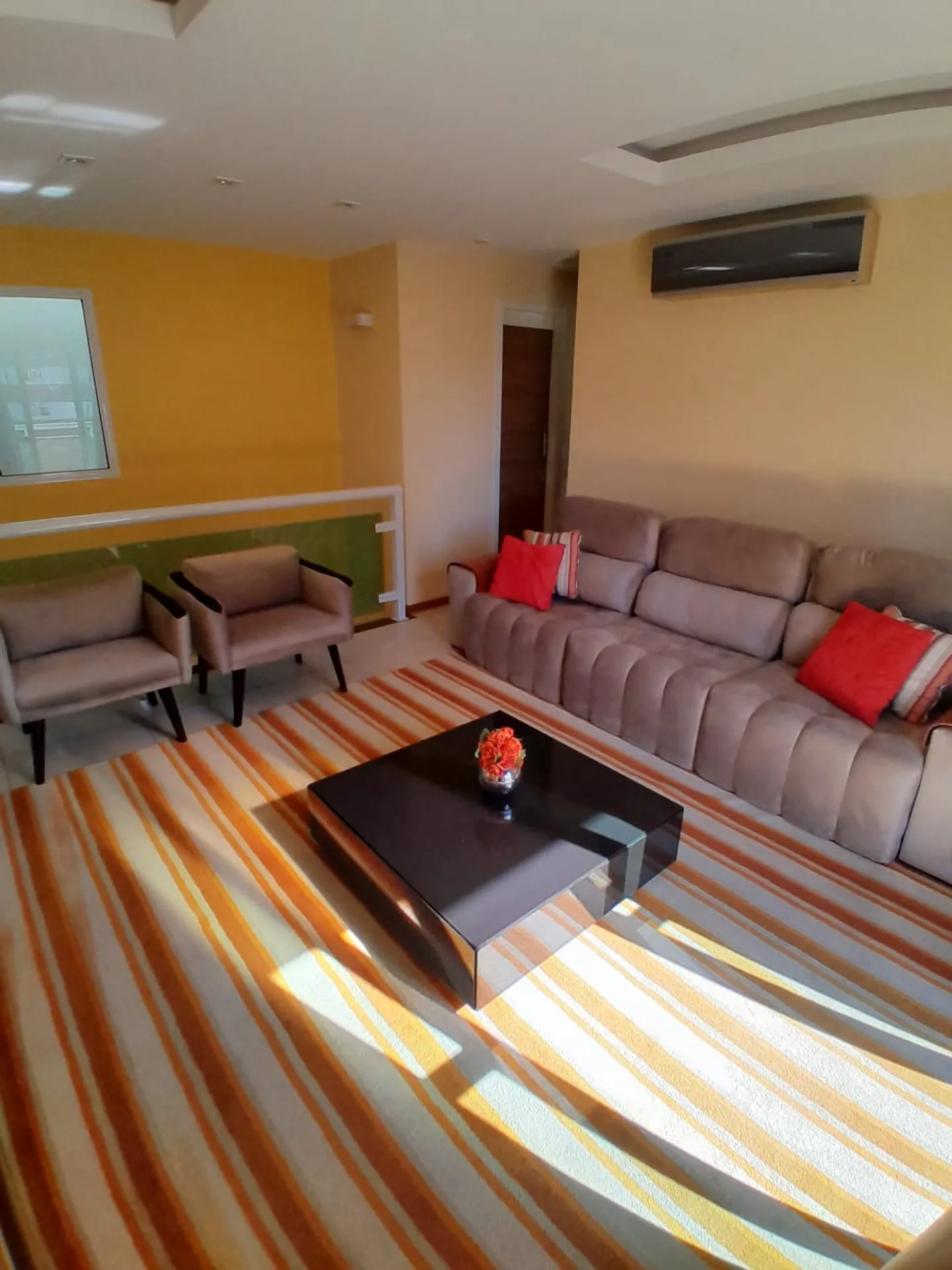 Apartment with 4 bedrooms, 3 bathrooms and built-in storage — photo 3