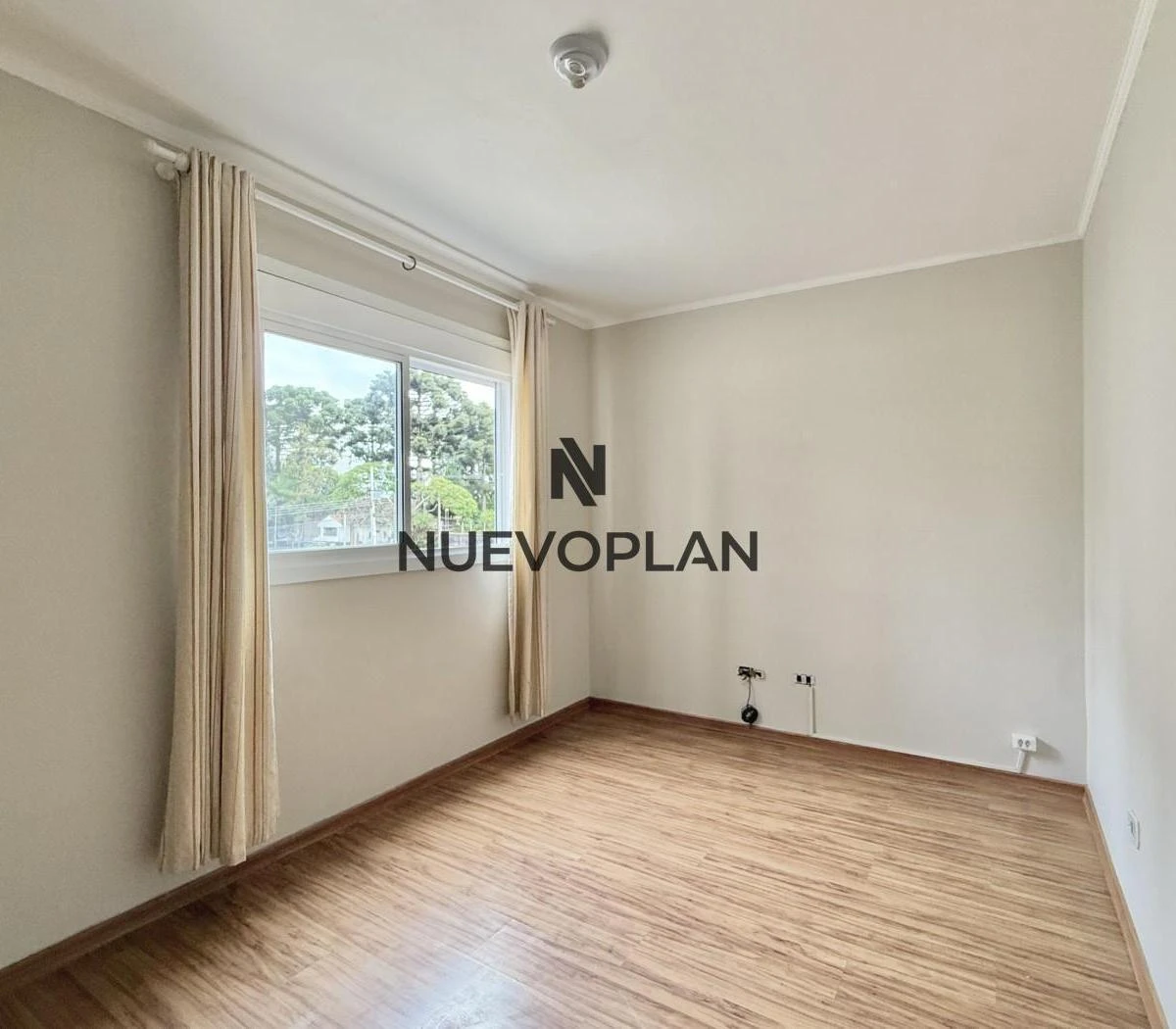 Wood or laminate floors in a 3-bedroom apartment, 78 m² — photo 21