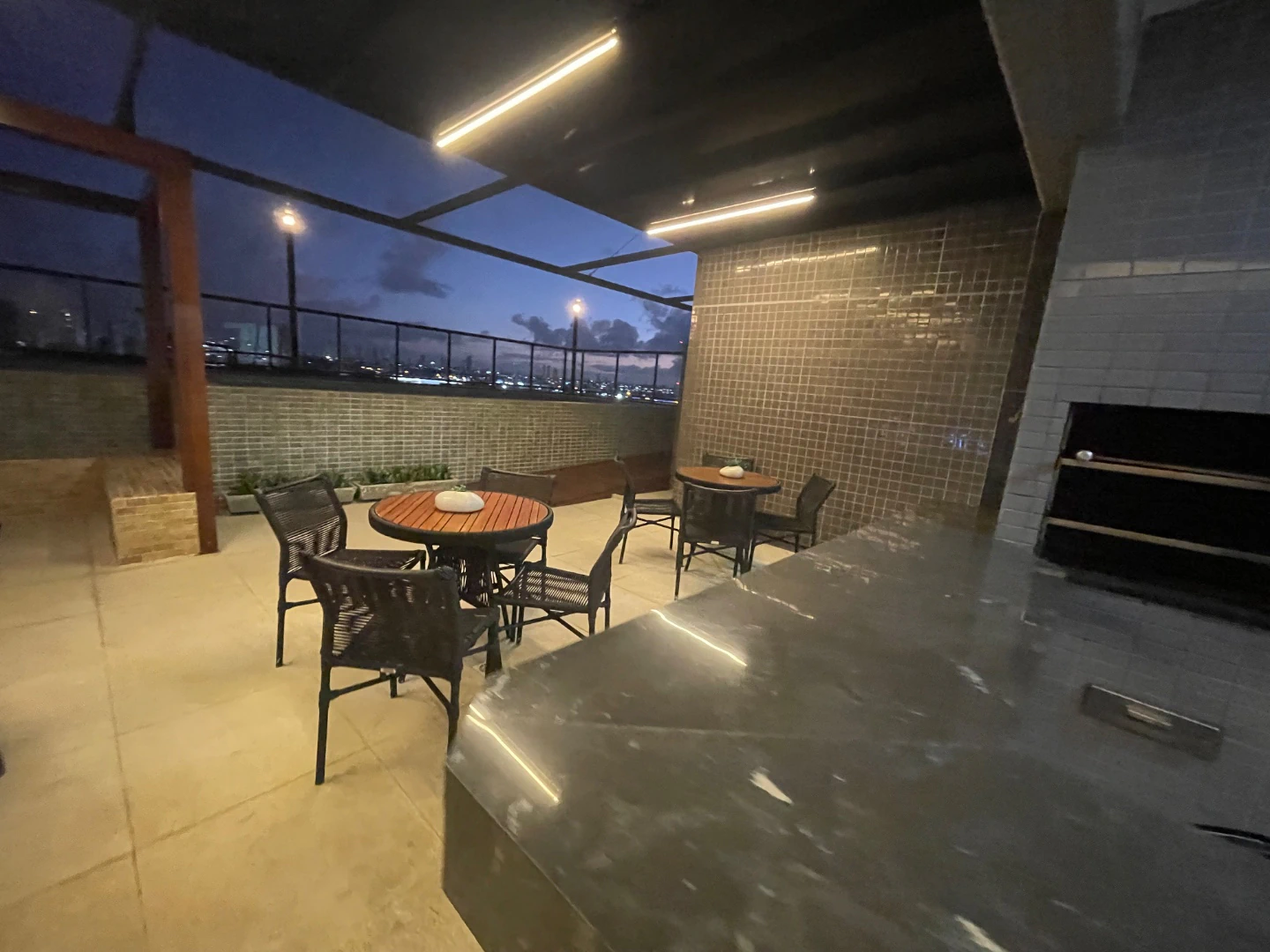 Balcony with a grill in a 3-bedroom apartment, 80 m² — photo 3