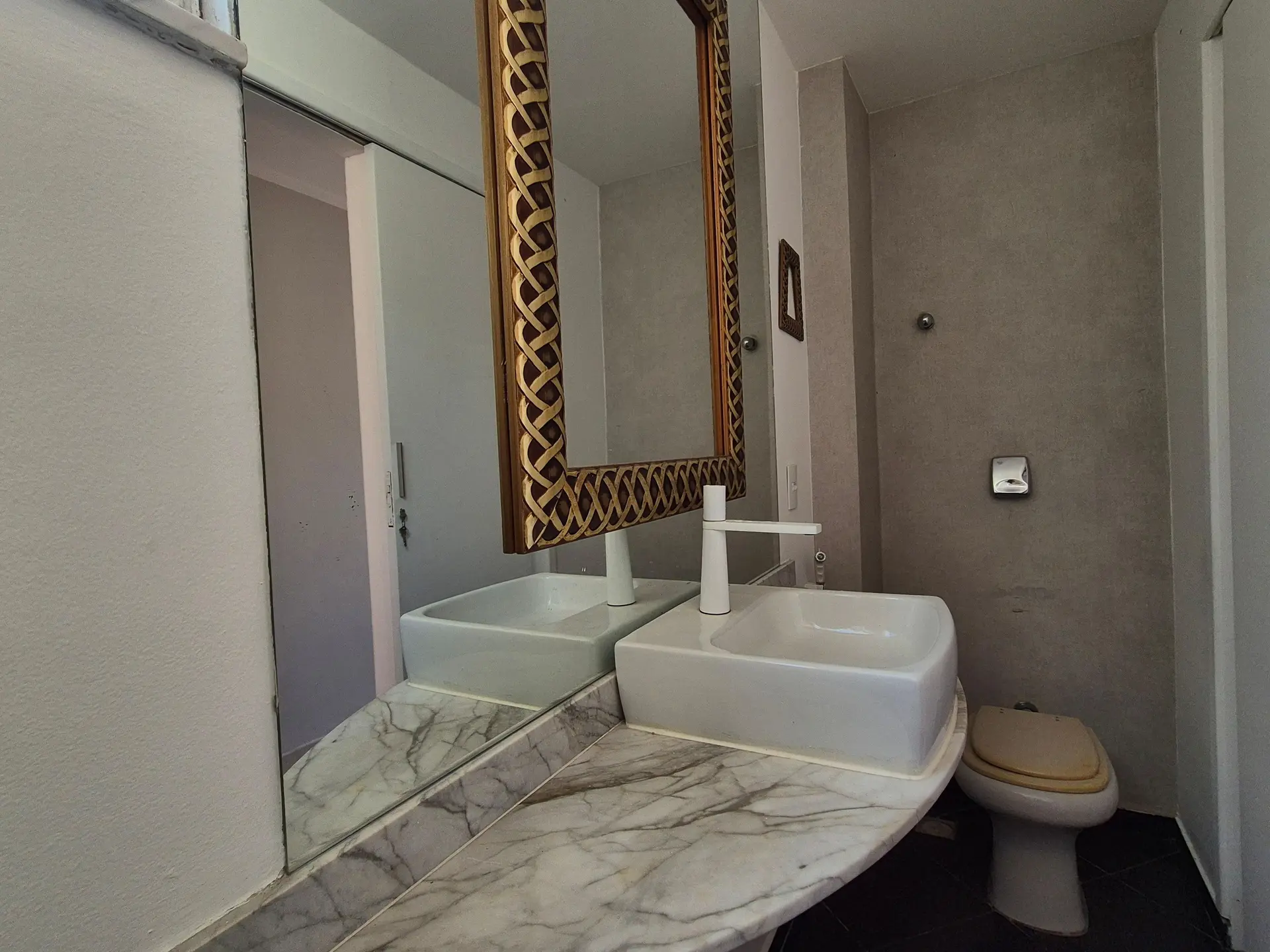 Rental apartment with 2 bedrooms and a balcony — photo 2