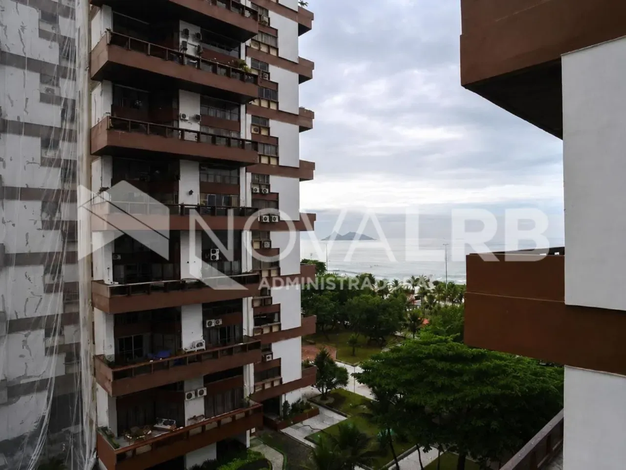 4-bedroom apartment with enclosed glass balcony — photo 39