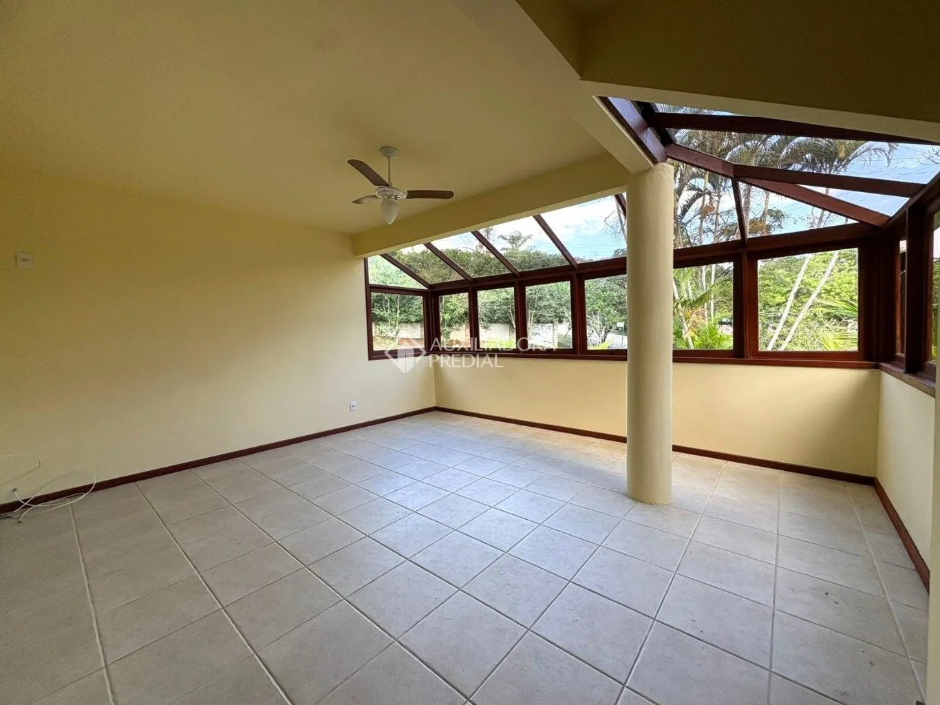 Closed-condominium house with 4 bedrooms and 3 bathrooms