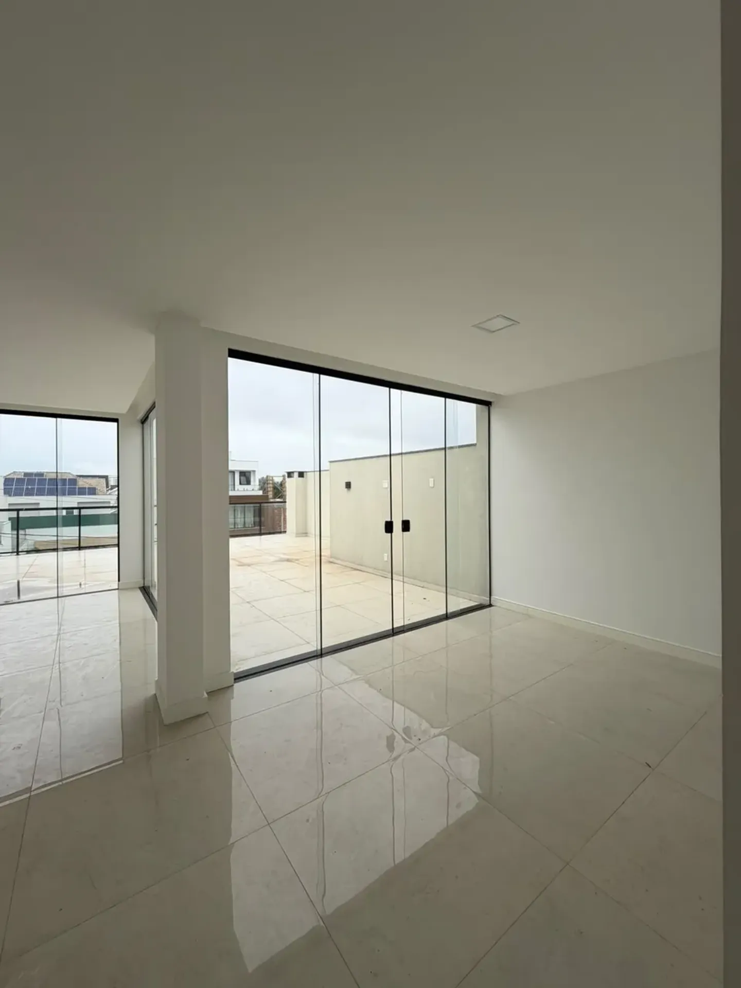 House, 370 m², with floor-to-ceiling windows — photo 12