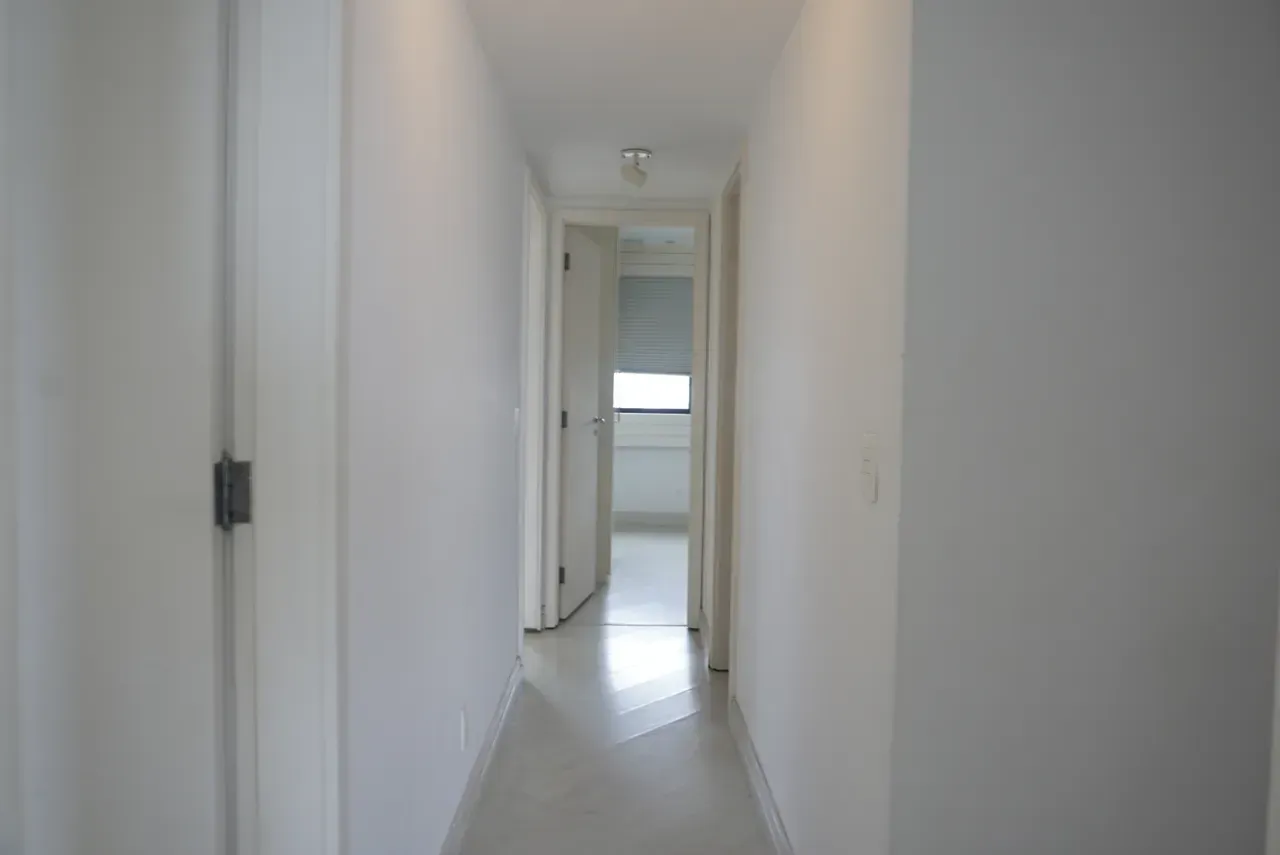 Unfurnished apartment with 4 bedrooms and 3 parking spots — photo 19