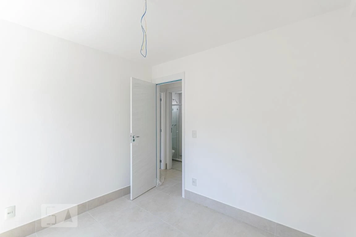 Balcony with a grill in a 2-bedroom apartment, 60 m² — photo 13