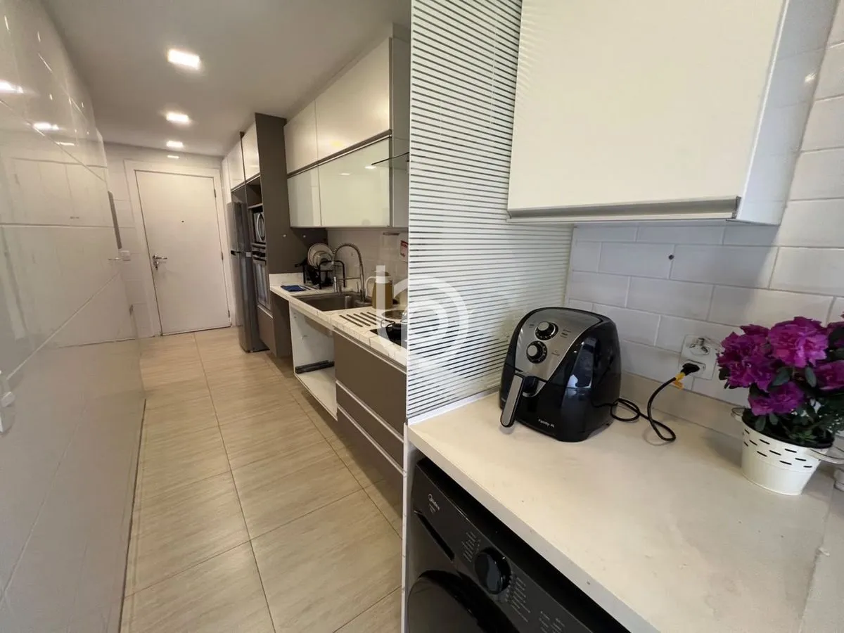 Balcony with a grill in a 4-bedroom apartment, 170 m² — photo 18