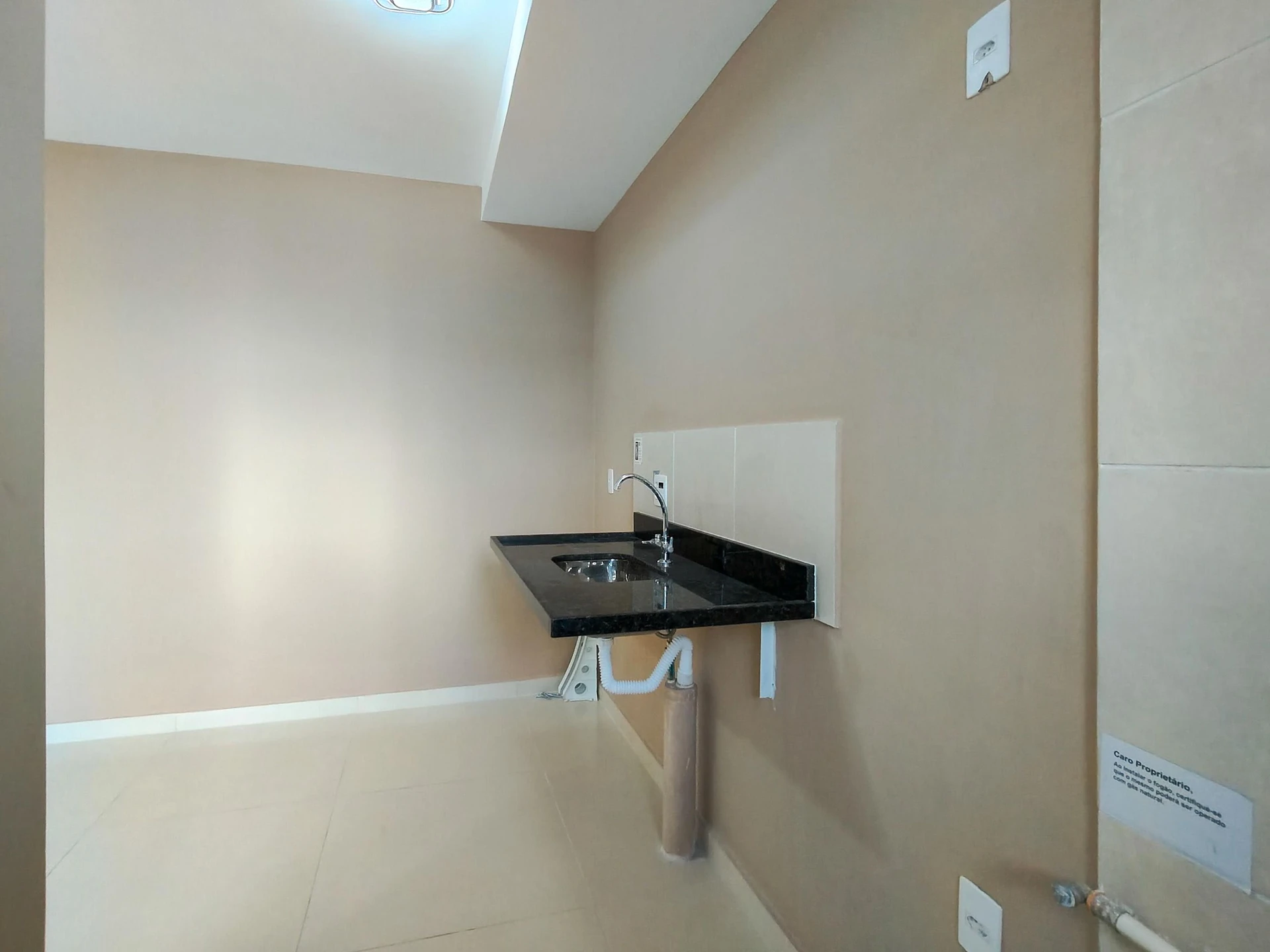 Apartamento com 2 quartos e varanda de vidro fechada — photo 21