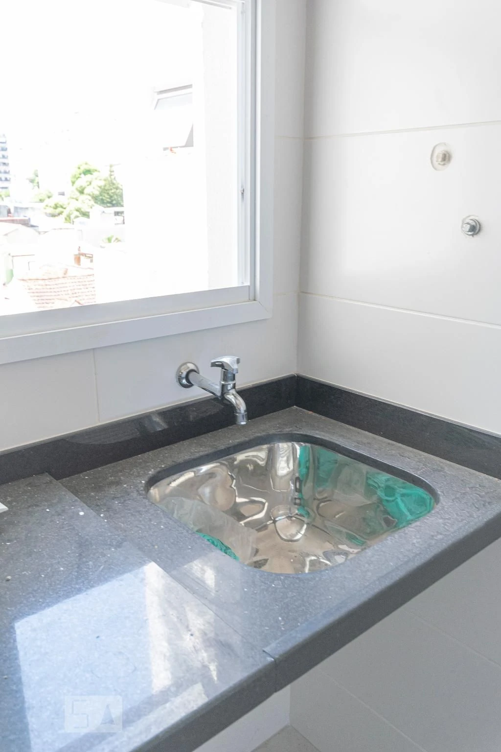 Balcony with a grill in a 2-bedroom apartment, 60 m² — photo 28