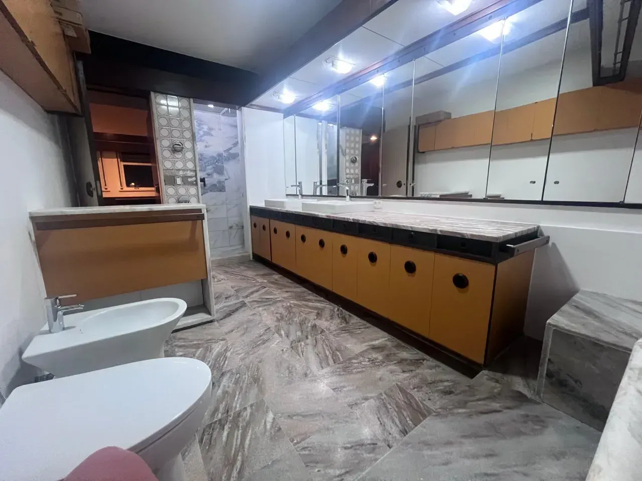 Apartment with a closed-off kitchen and room to work — photo 20