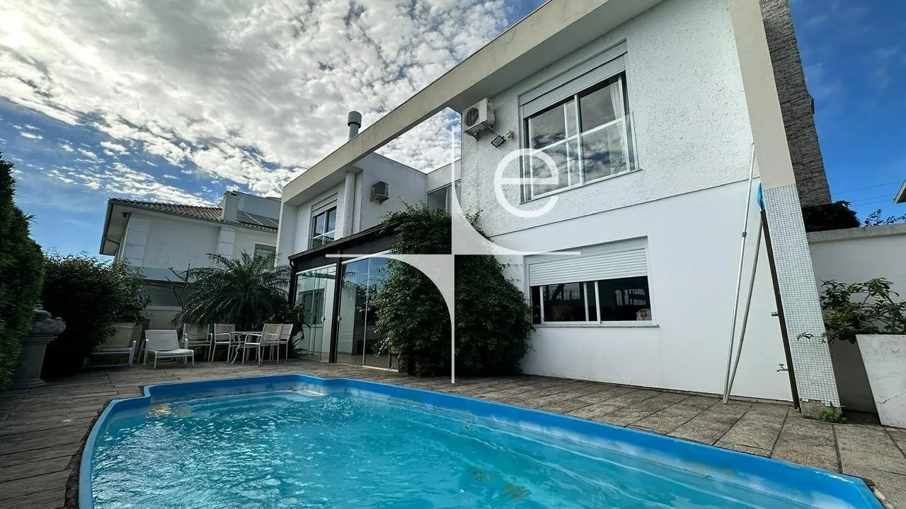 5-bedroom house with open-plan kitchen and pool