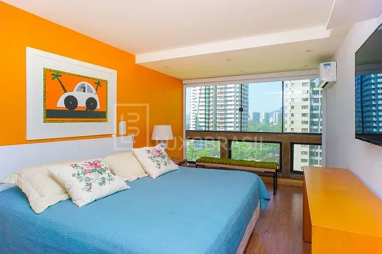 Furnished 4-bedroom apartment with 245 m² — photo 24