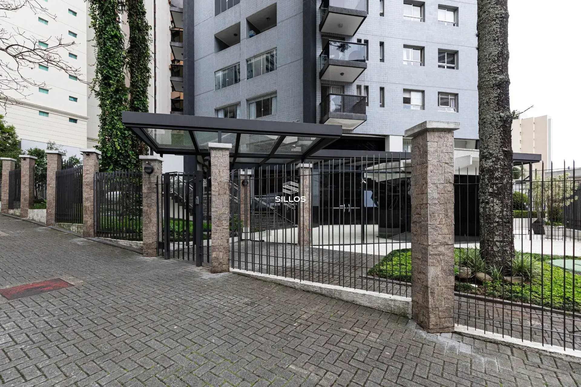 121 m² apartment with a glass-enclosed balcony and a bathtub — photo 3