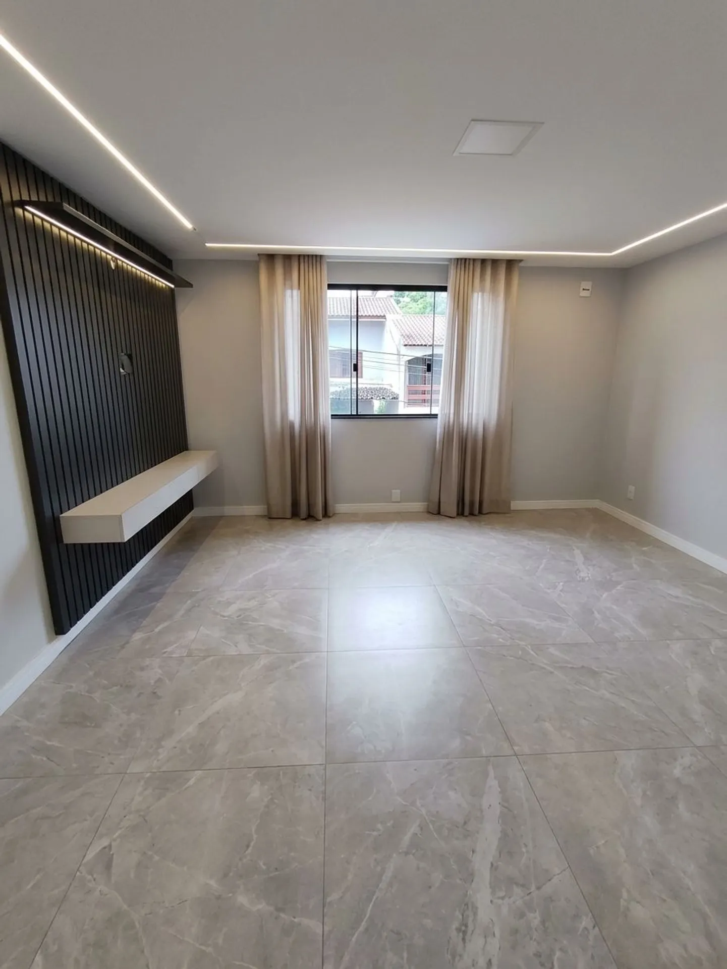 Glass-enclosed balcony in a 2-bedroom house, 100 m² — photo 2