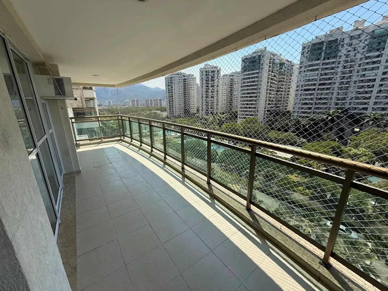 4-bedroom apartment in a building with a gym — photo 7