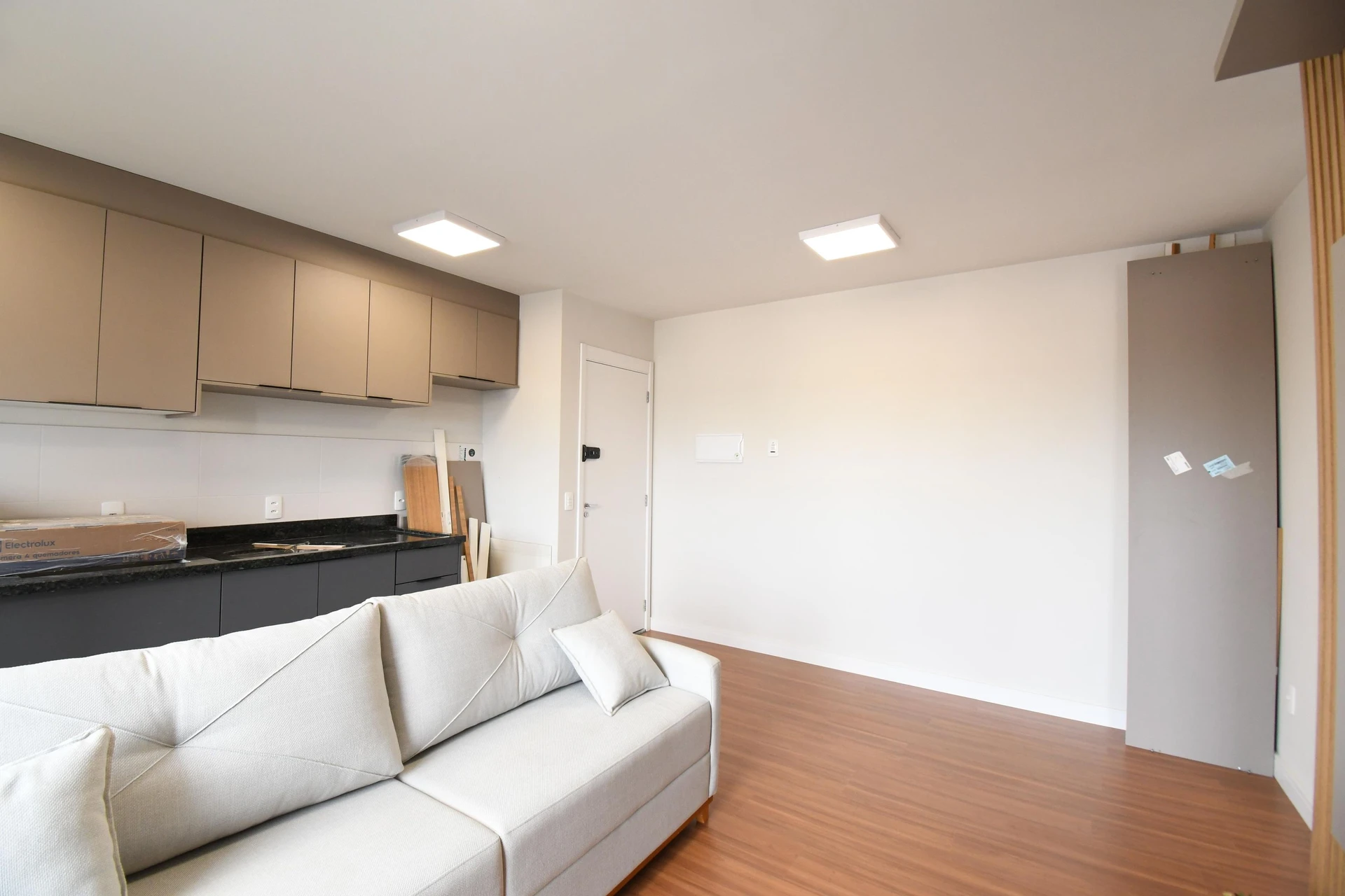 2-bedroom apartment with wood or laminate floors in Curitiba — photo 16