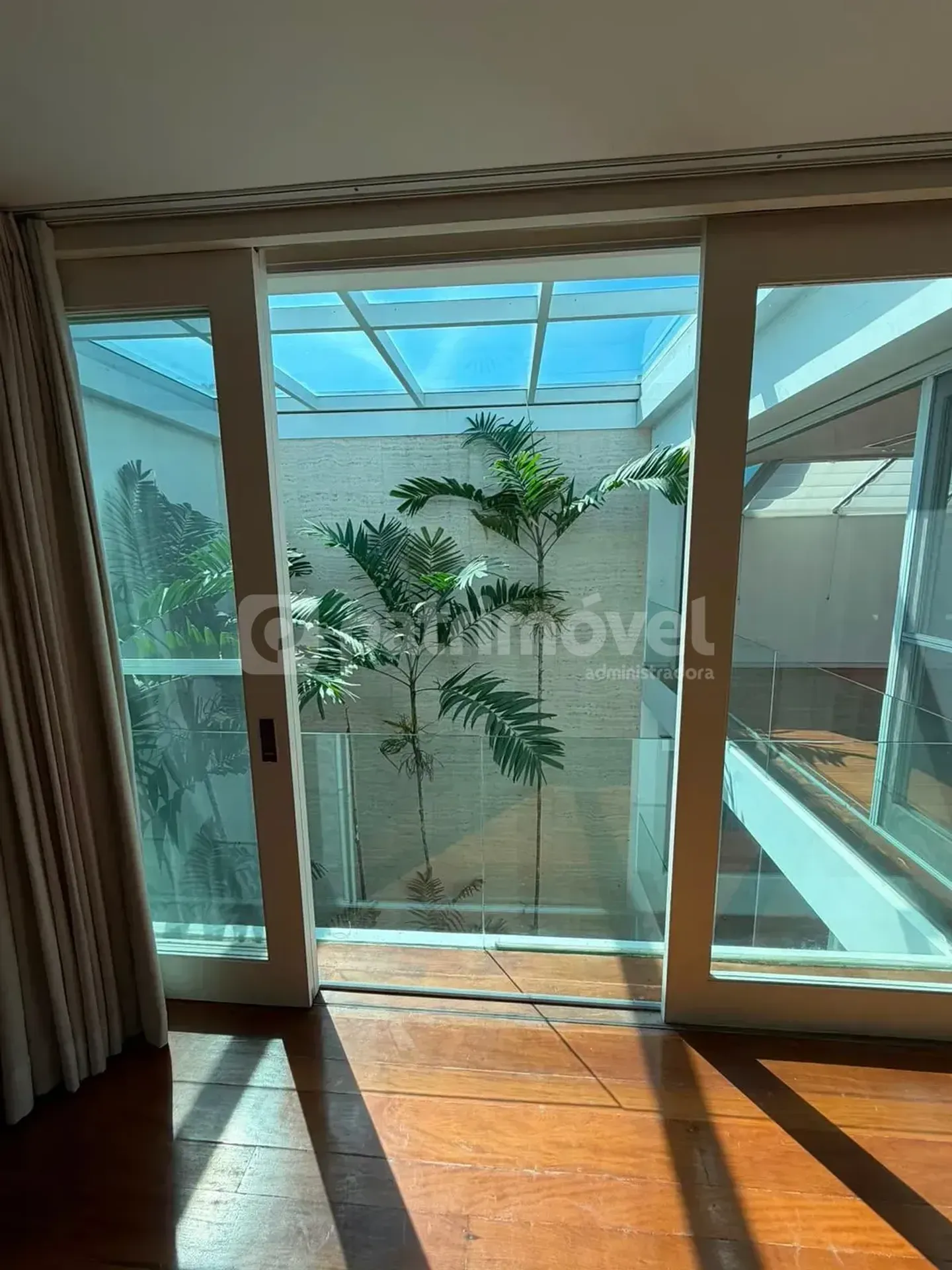 4-bedroom house with floor-to-ceiling windows — photo 60