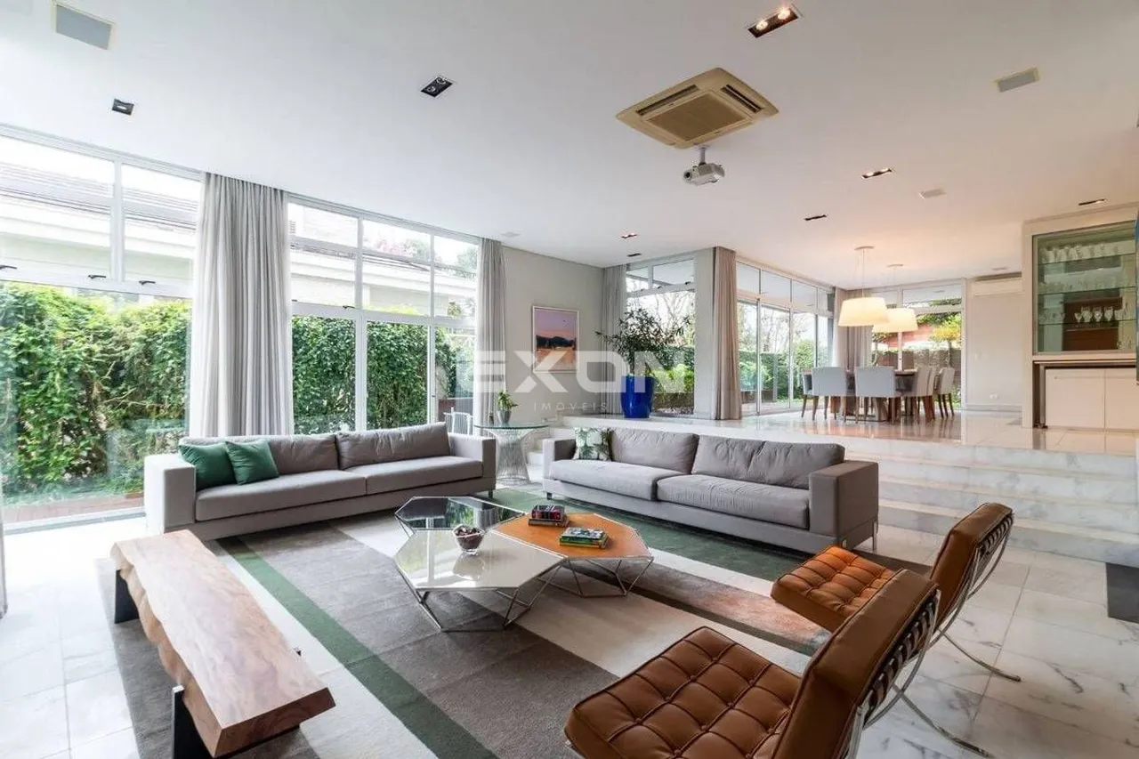 House with 5 bedrooms and 829 m² plus 4 parking spots
