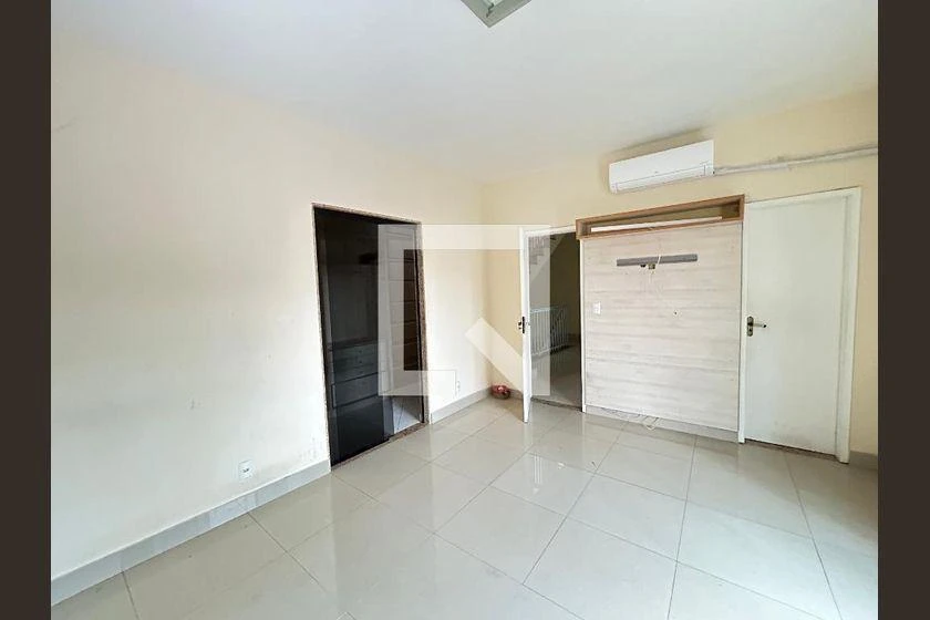 3-bedroom house with a walk-in closet — photo 31