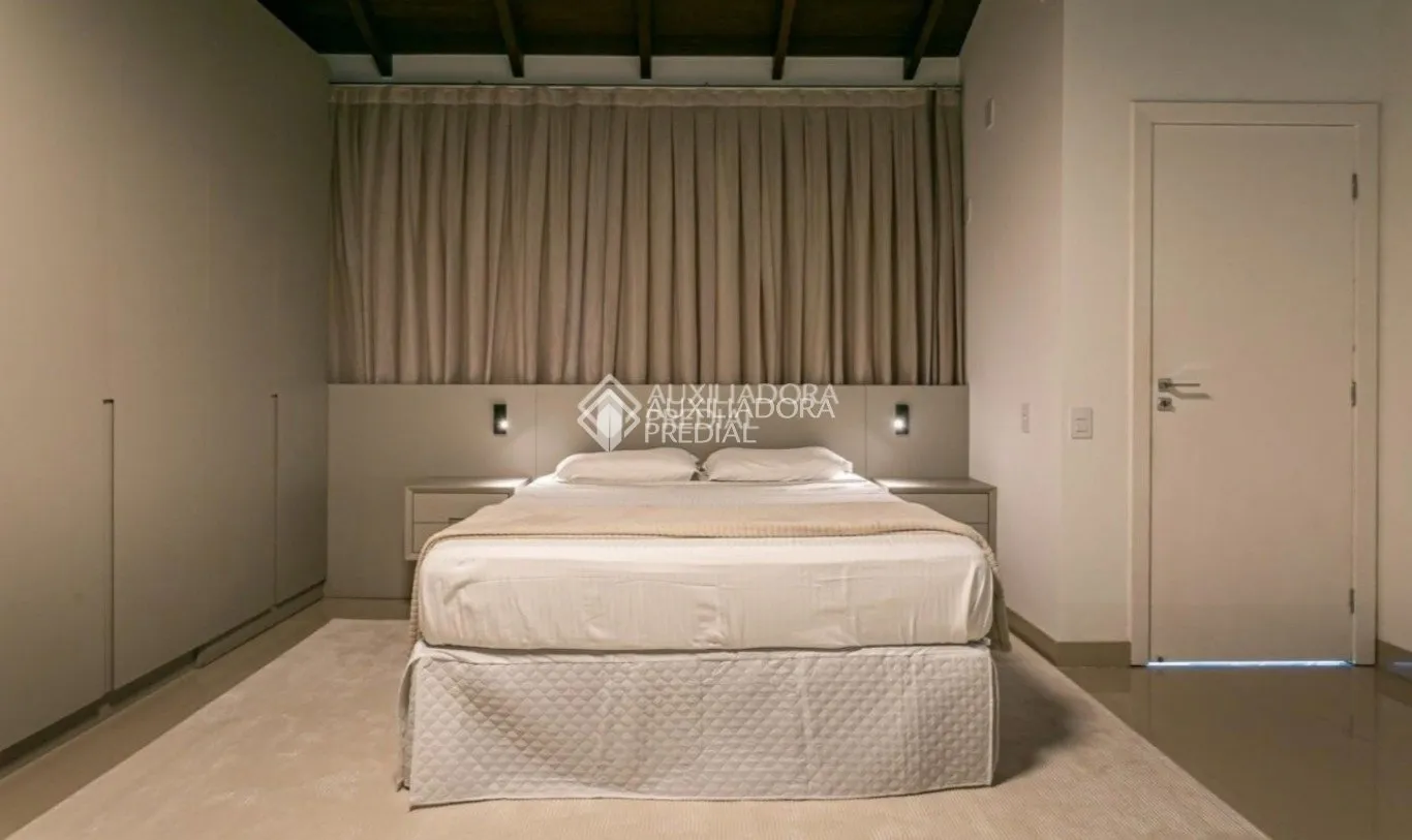 Furnished house with 6 en-suite bedrooms and 7 baths — photo 17