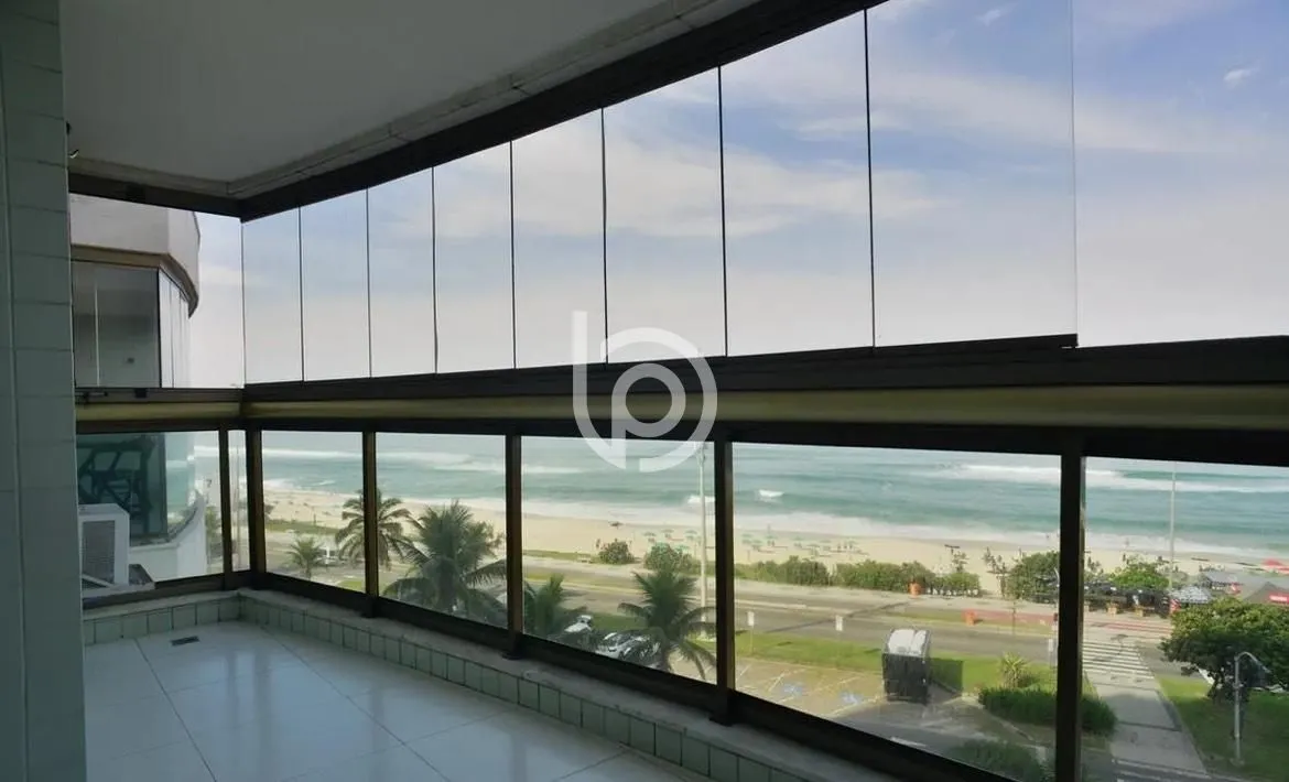 Furnished 1-bedroom apartment with glass-enclosed balcony — photo 4
