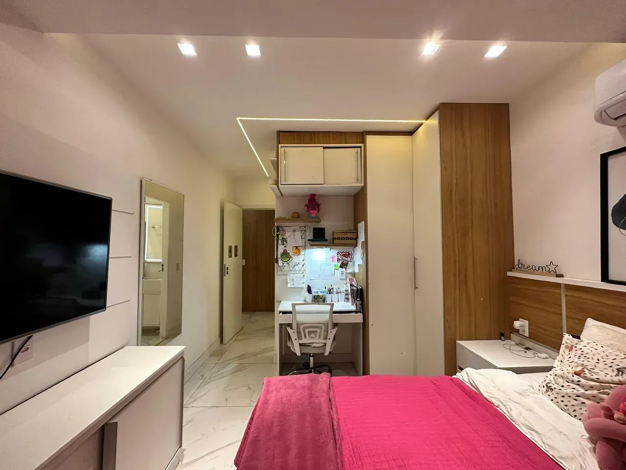 Furnished 250 m² apartment with 4 bedrooms and 5 bathrooms — photo 39