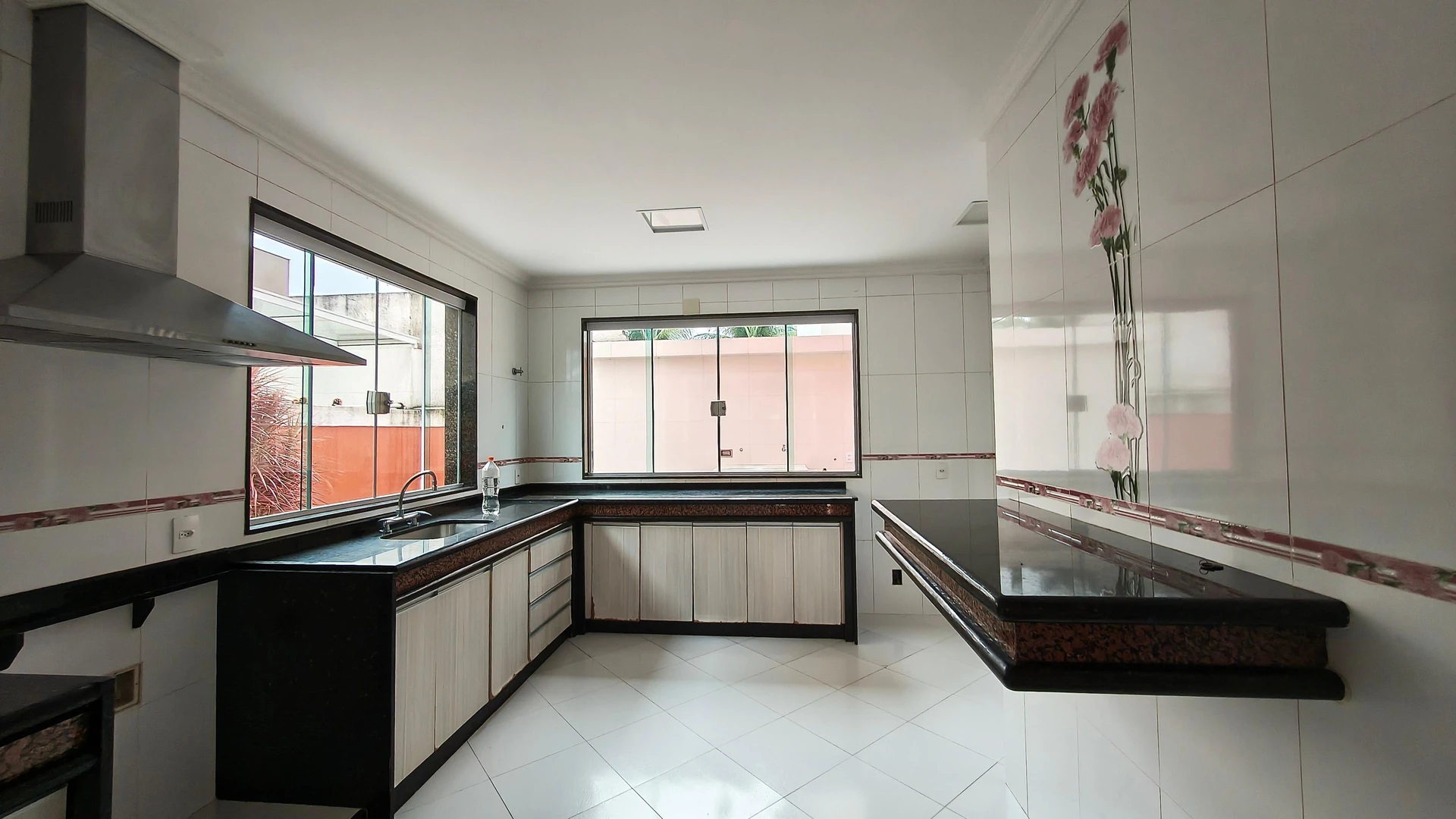 House, 241 m², with floor-to-ceiling windows — photo 10