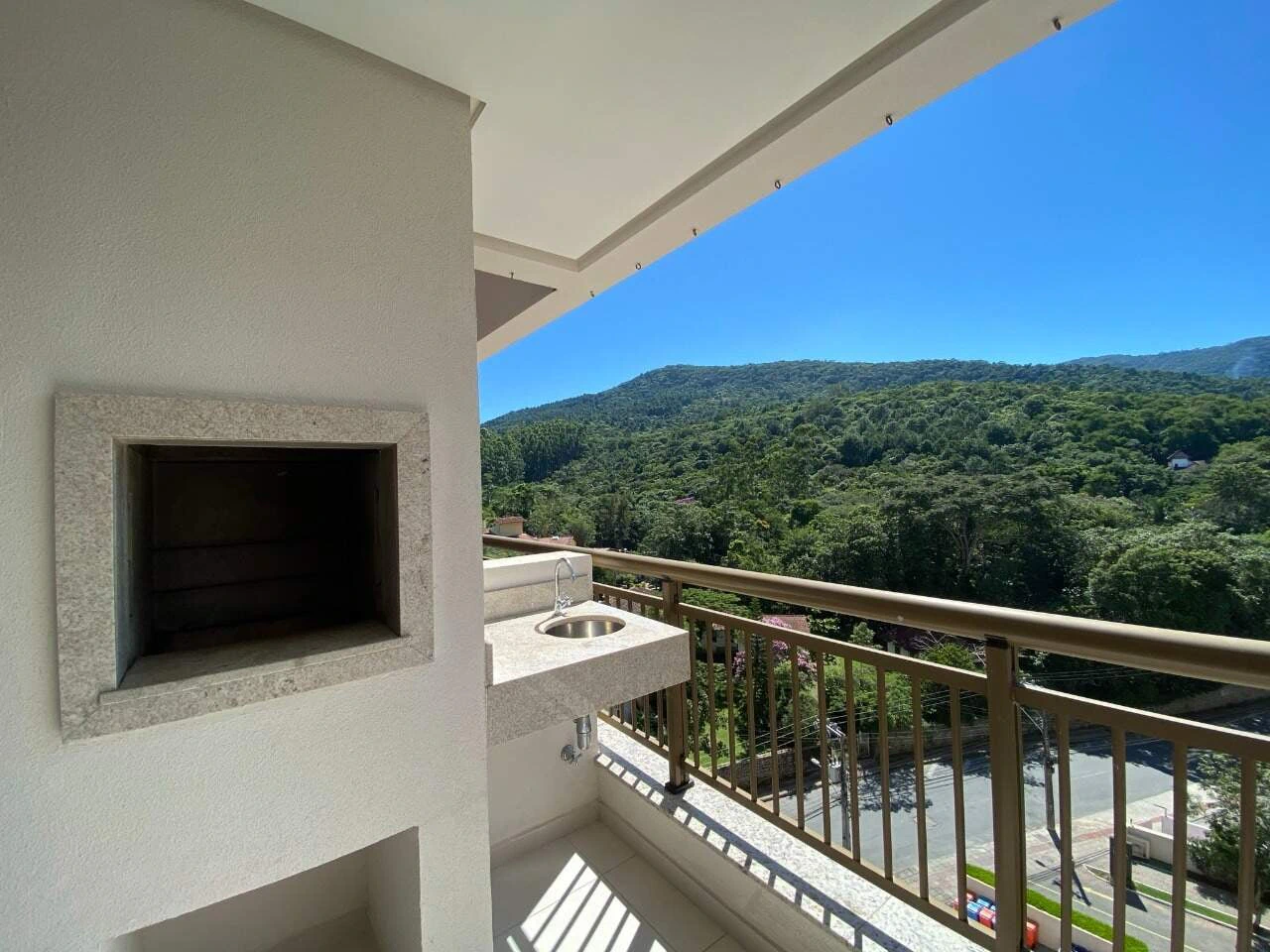 Balcony with a grill in a one-bedroom apartment, 68 m² — photo 3