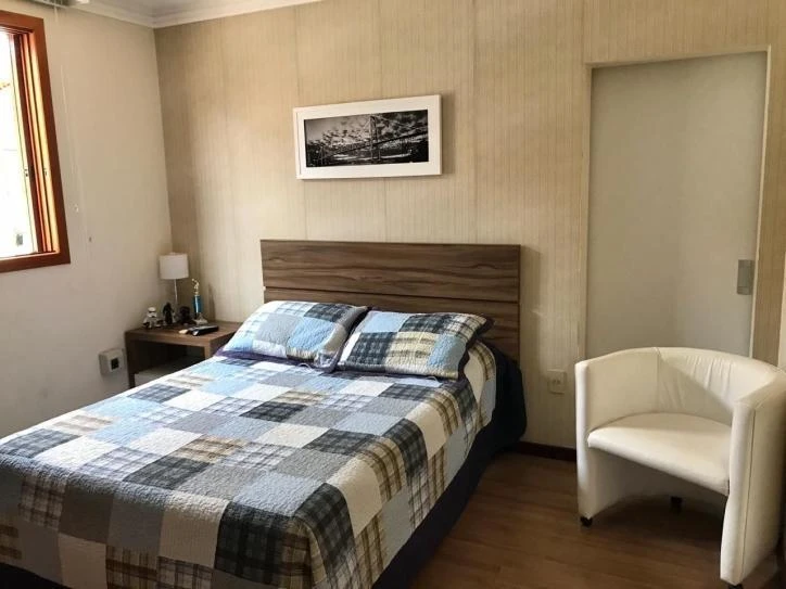 Casa de 290 m² con balcón cerrado con vidrio y bañera — photo 22