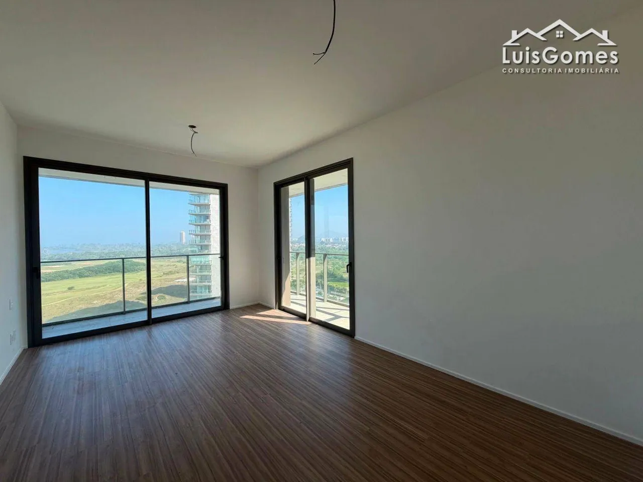 Apartment with 4 suites and a balcony view — photo 3