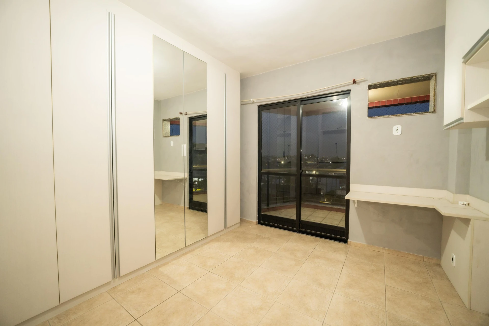 Glass-enclosed balcony in a 4-bedroom apartment, 110 m² — photo 12