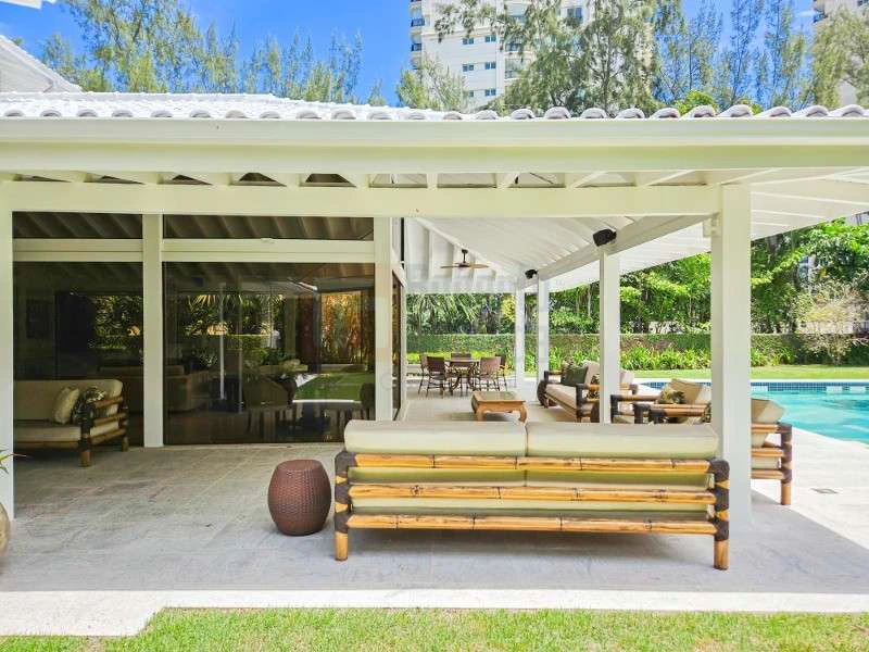 832 m² house with 6 bedrooms and an open-plan kitchen — photo 25