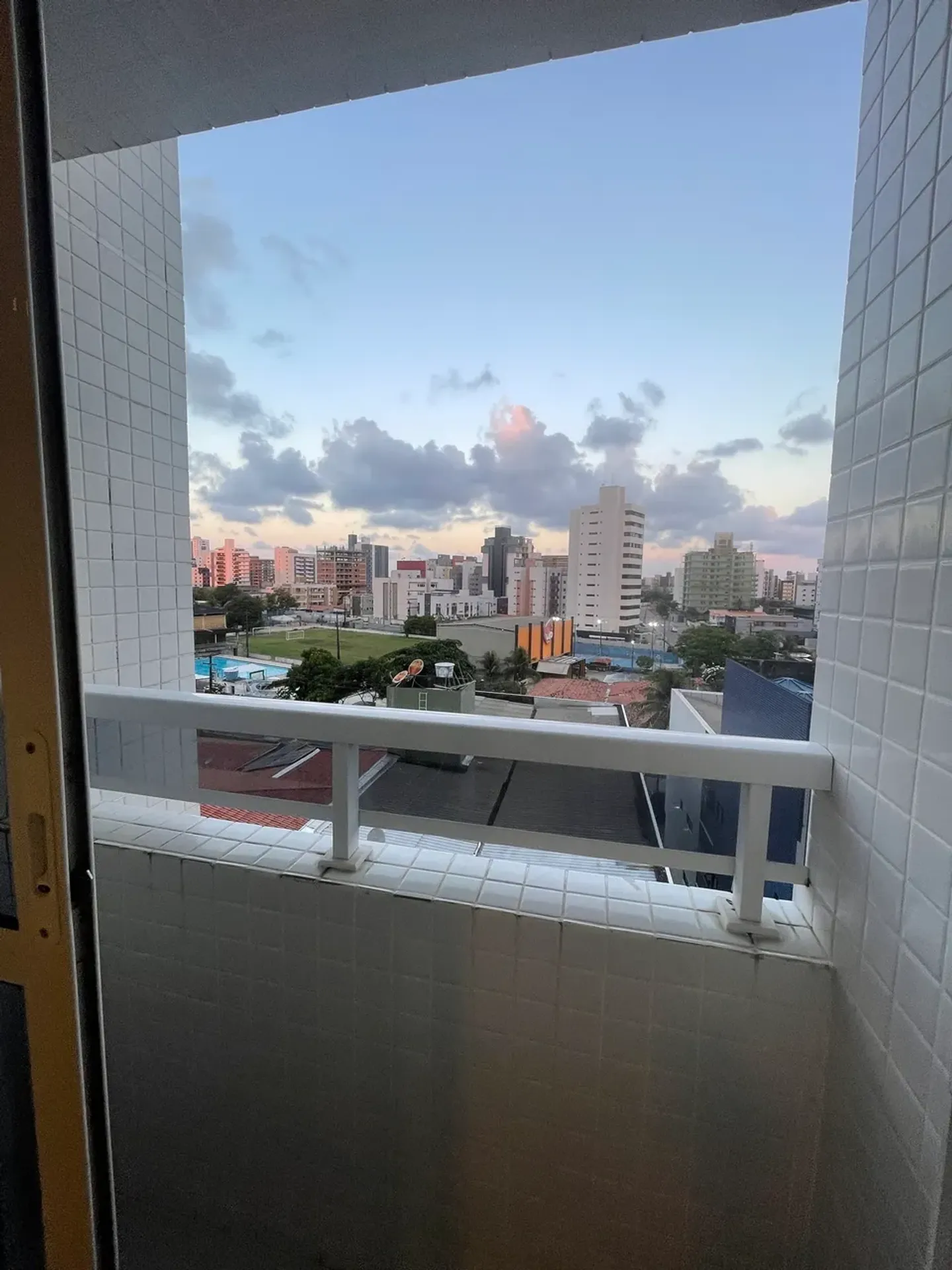 Glass-enclosed balcony in a 4-bedroom apartment, 115 m² — photo 28