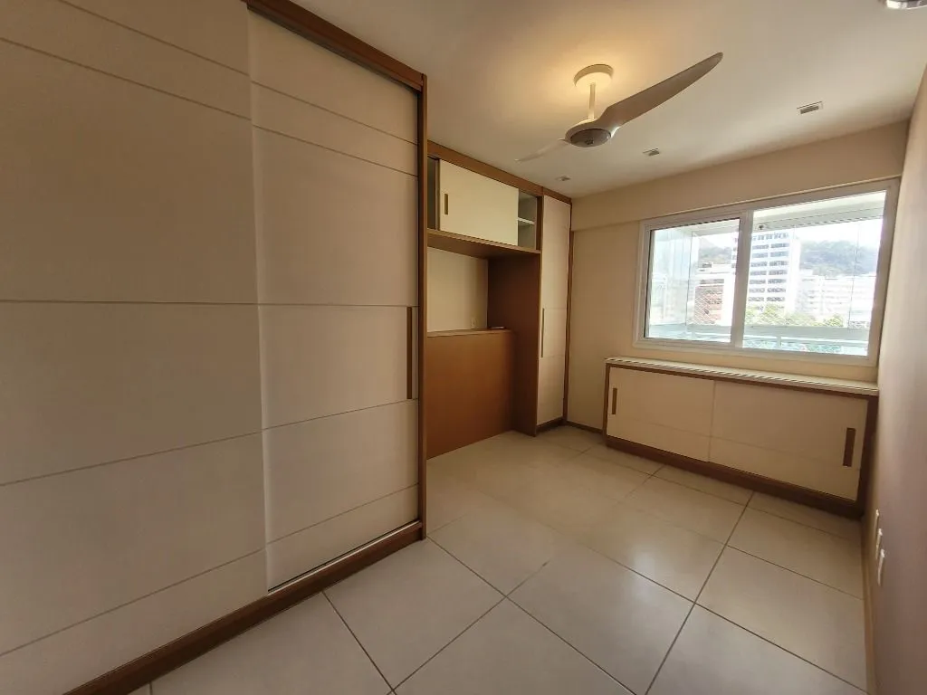 Glass-enclosed balcony in a 3-bedroom apartment, 108 m² — photo 13