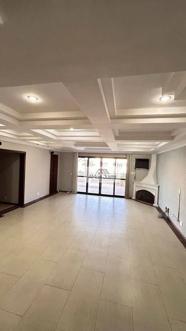 4-bedroom apartment in a building with a pool — photo 55