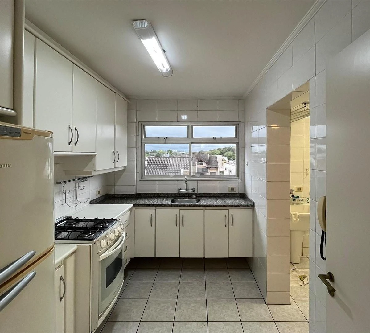 3-bedroom apartment with a bathtub in Curitiba — photo 5