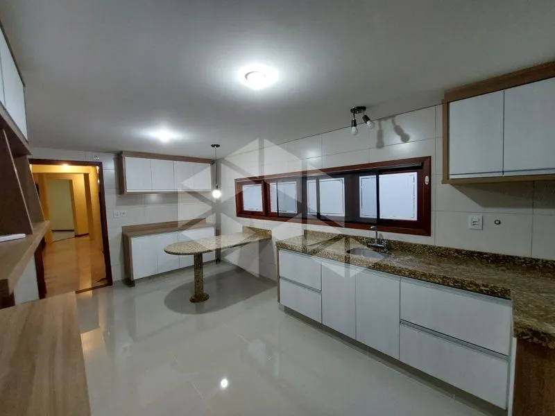 Casa com 5 quartos e jardim privativo 385 m²