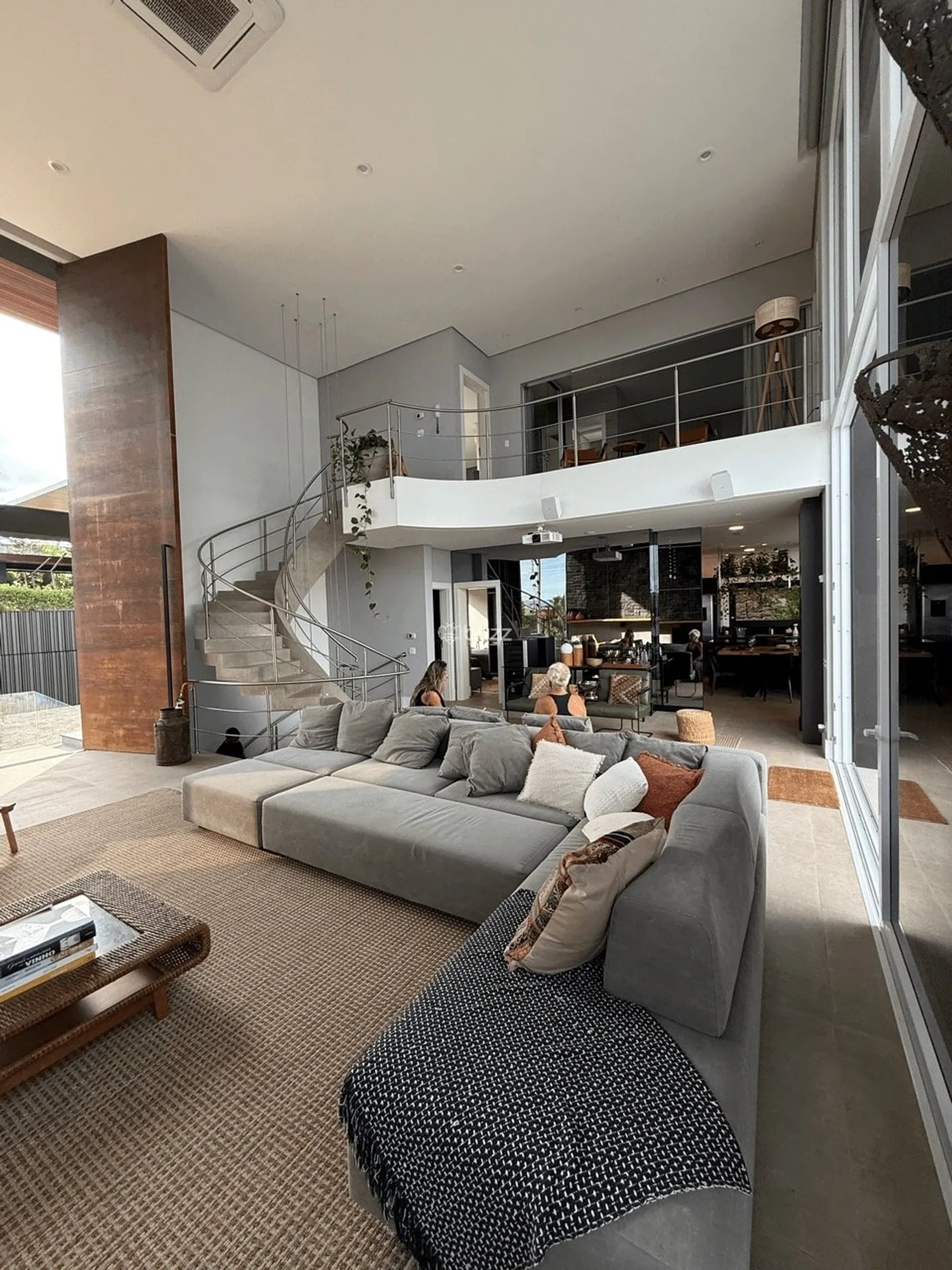 Furnished house, 561 m², with a water view