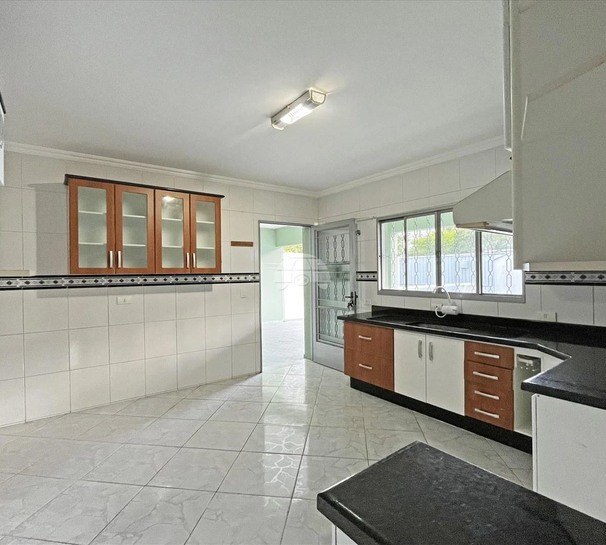 Wood or laminate floors in a 3-bedroom house, 126 m² — photo 2